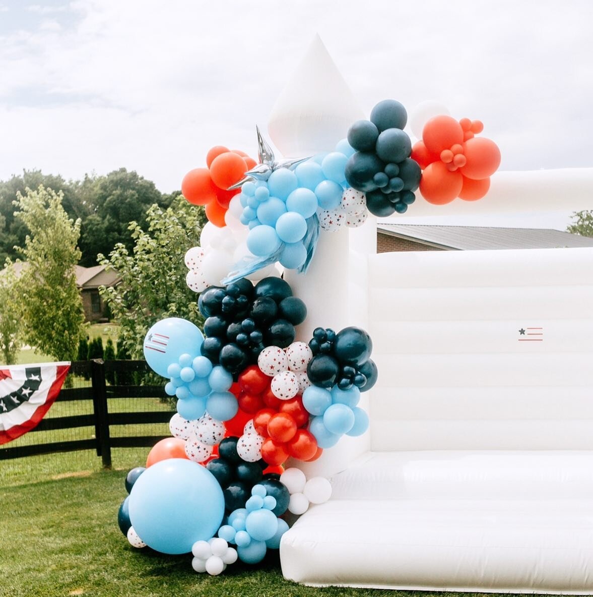 I hope everyone is having a great Labor Day weekend! 🤍💙❤️

bounce house: @inflatelouisville
balloons: @inflatelouisville
photo: @sidneyobrienphoto
