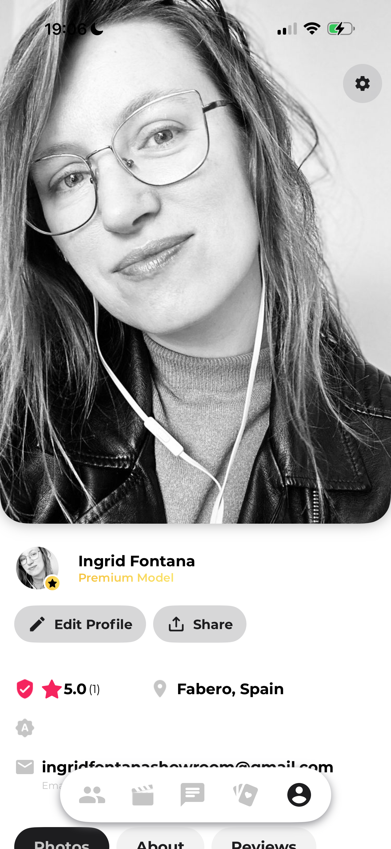 Así se ve tu foto principal de cabecera, desde la aplicación móvil. Hice una foto de perfil con bikini, la puse y me contactaron enseguida para replicarla para una portada. Esta zona del perfil es muy importante.