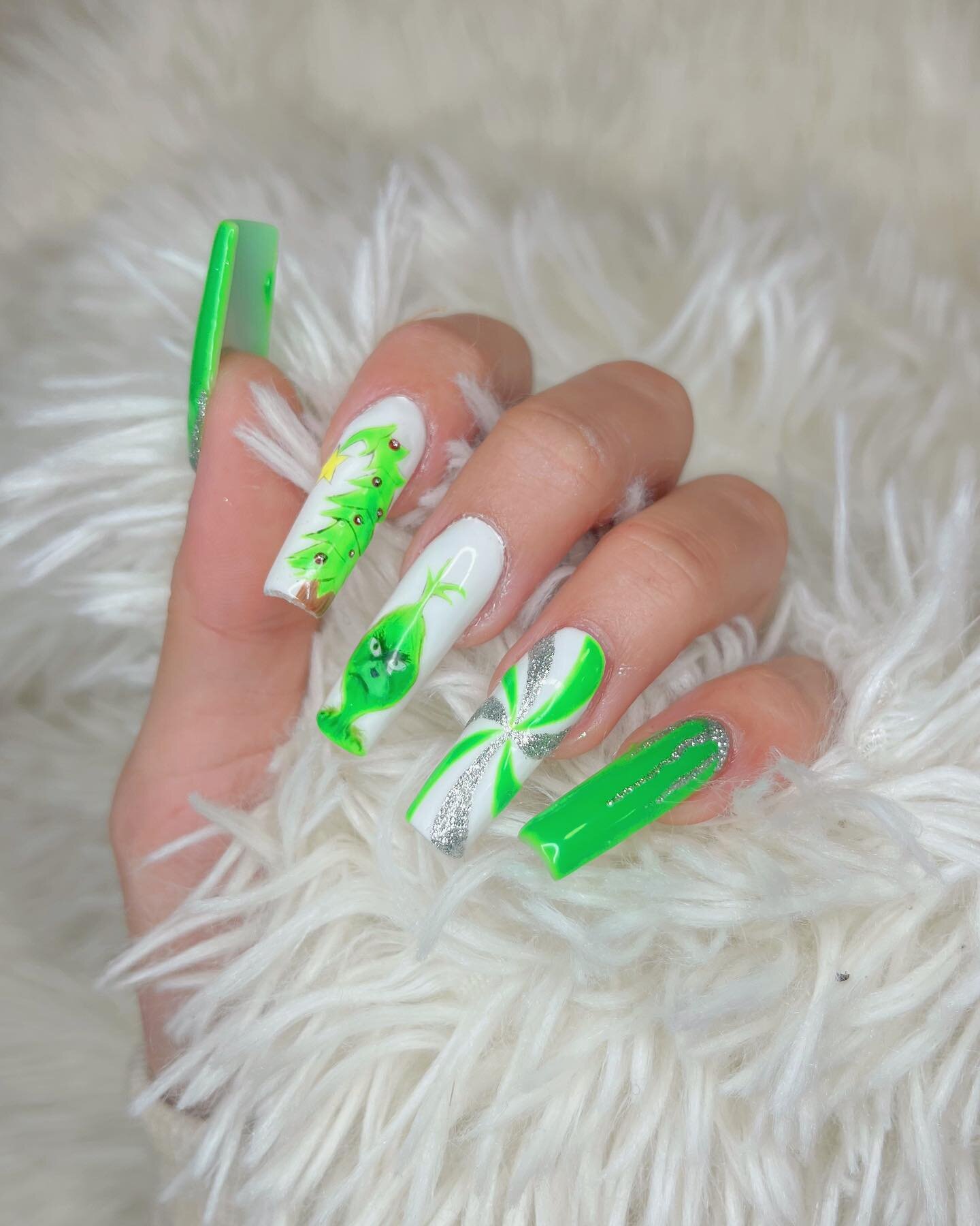 You&rsquo;re a mean one 💚 
&bull;
&bull;
&bull;
Holidays are right around the corner so make sure you&rsquo;re booking your sets accordingly so you don&rsquo;t end up missing out on the fun festive nails!!!💚❤️