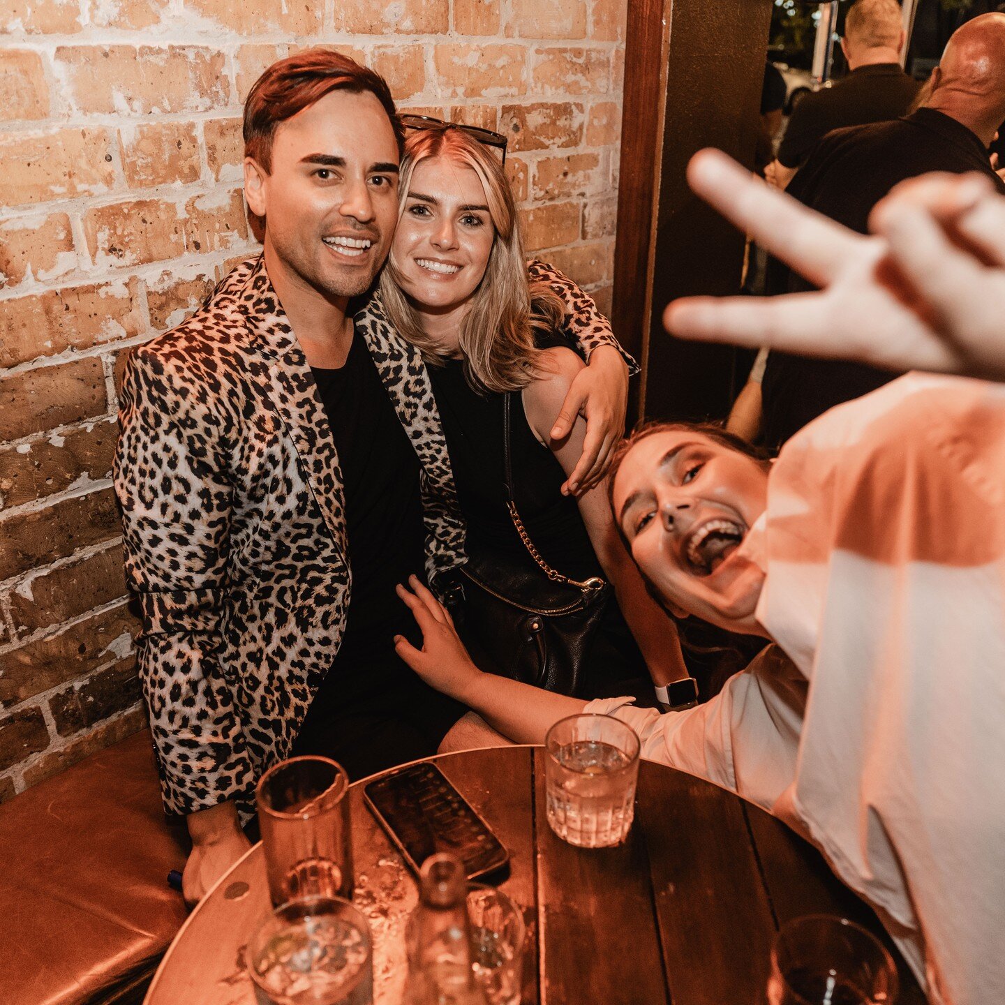 // Two things we love: 1. Weekend shenanigans; 2. A well-executed photobomb. We particularly appreciate this one's full body-on-the-line commitment. Well played there, well played.

To the bar.
.
.
.
.
#ponsonby #ponsonbybar #ponsonbybars #auckland #