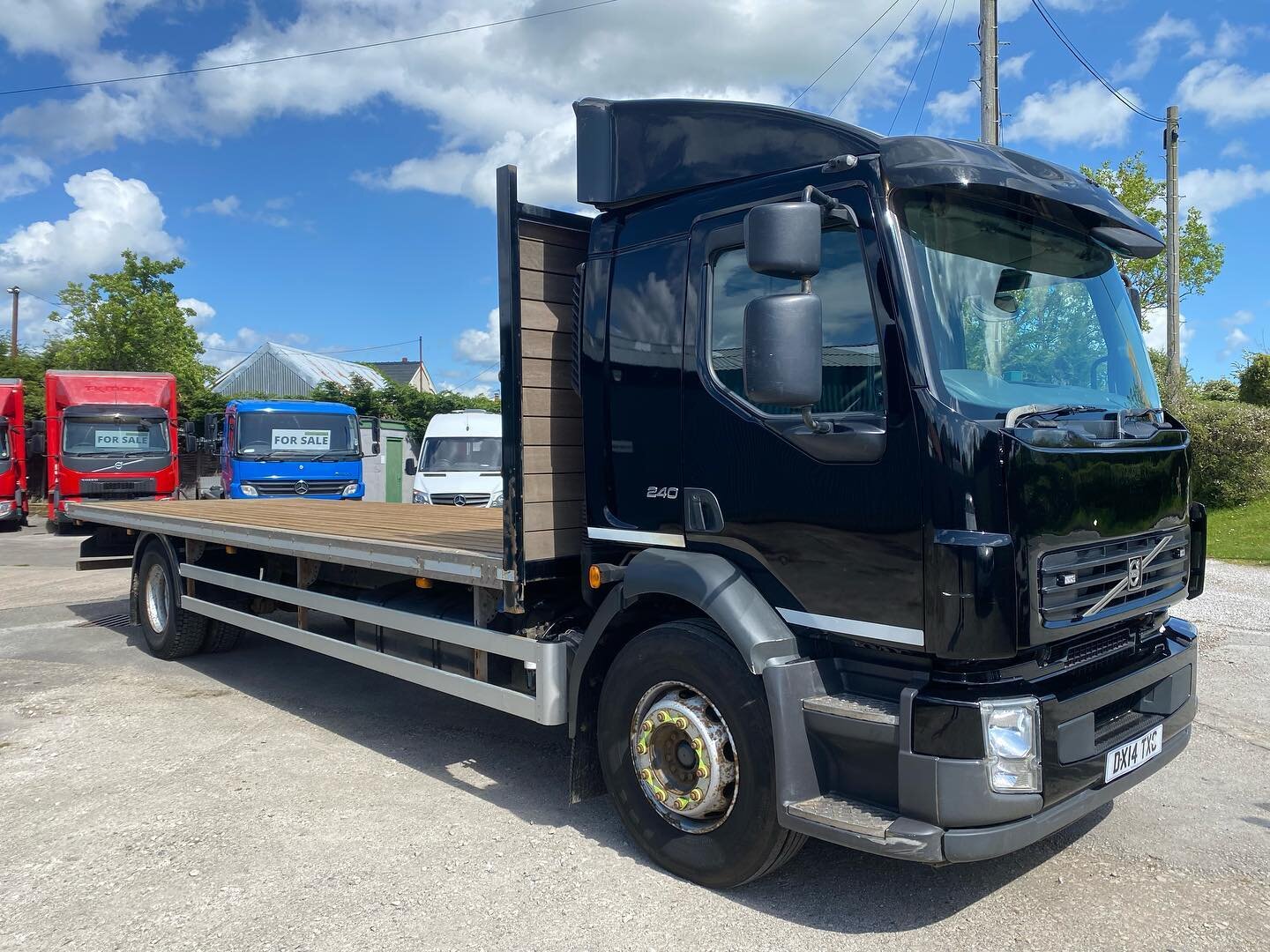 2014 (14) Volvo FL240 4x2 6.2 Metre Wheelbase Comfort Cab Chassis on rear air suspension. Complete with a 26Ft Very good quality Flatbed body which was built and mounted just 2 years ago. Fold down bunk with plenty of storage underneath, LED loading 