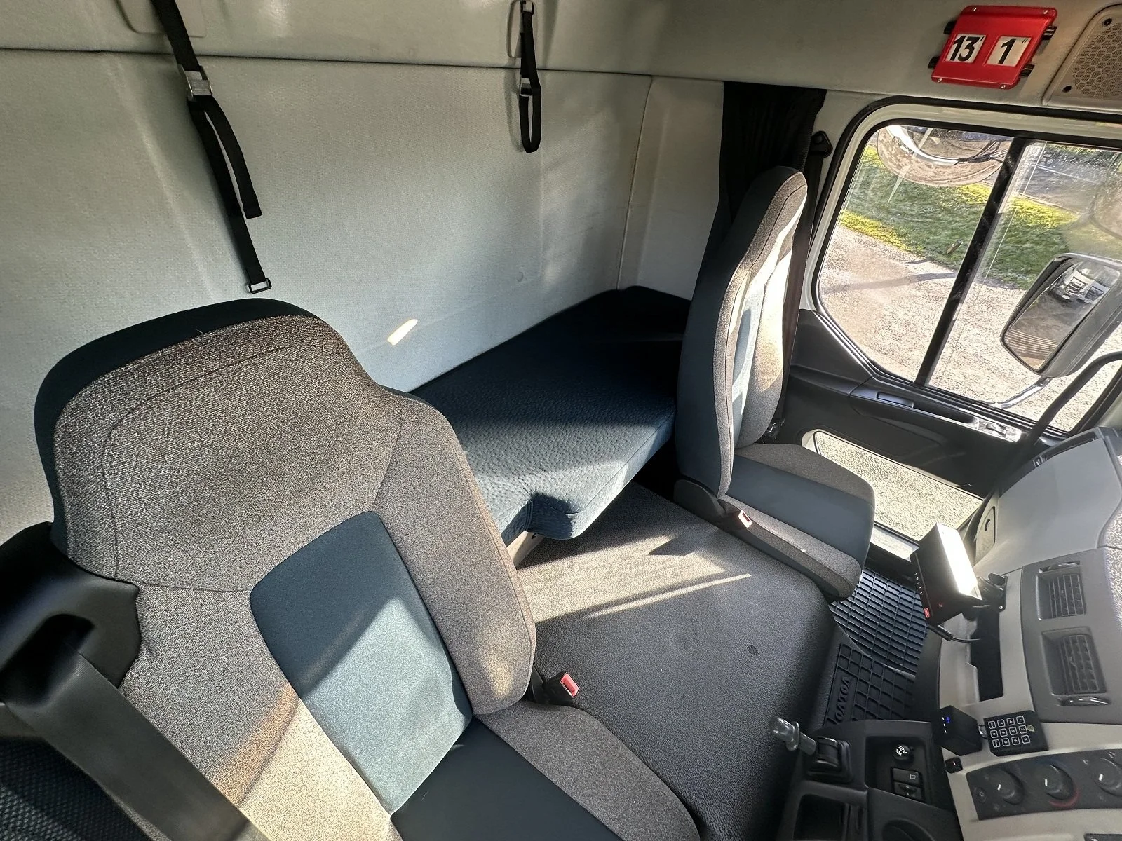 PLEASE SCROLL LEFT - RIGHT ON IMAGES