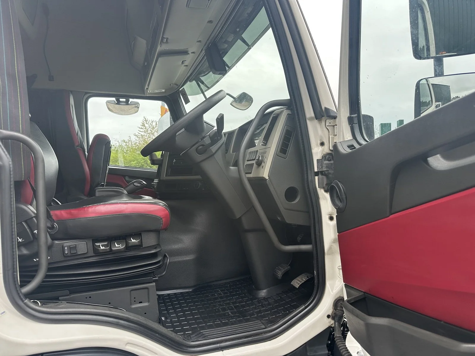 PLEASE SCROLL LEFT - RIGHT ON IMAGES