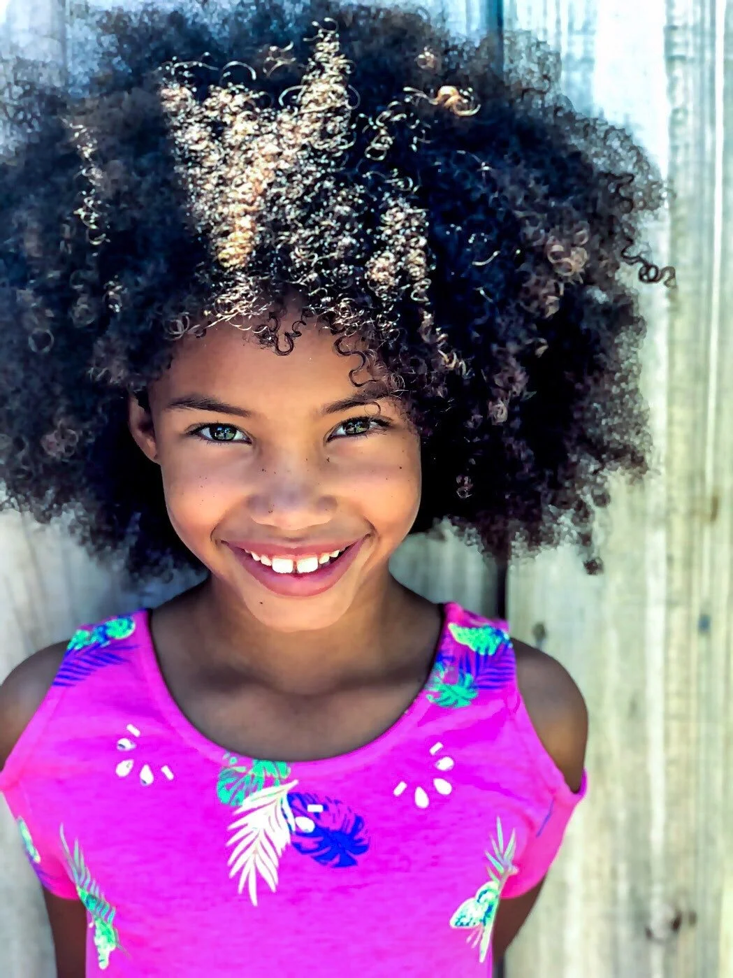enfant fille métisse mannequin modèle souriante 
