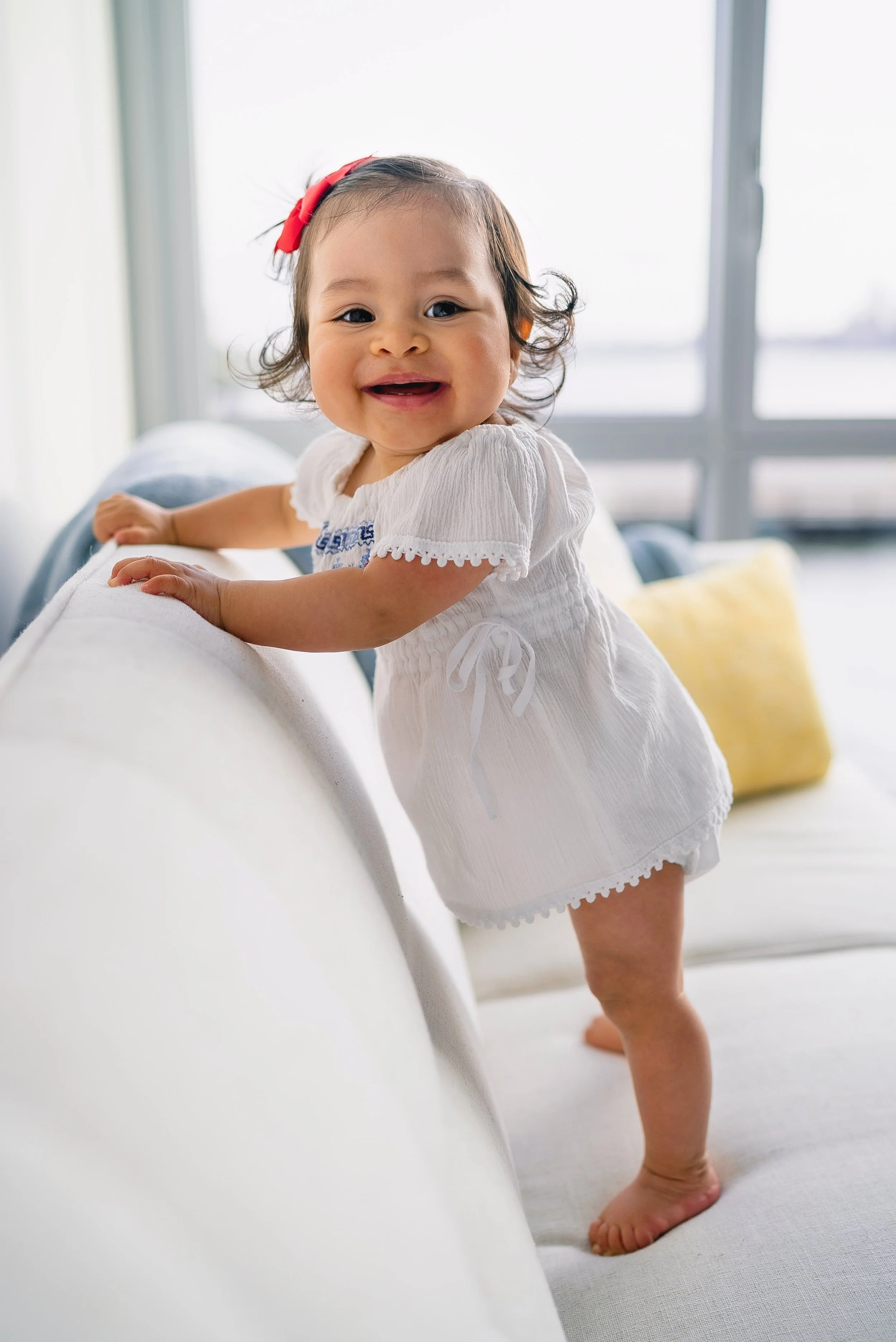 bébé fille debout robe blanche brune 
