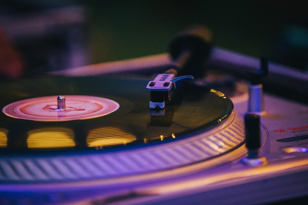 CASTING SILHOUETTE DJ HOMME/FEMME 20-30 ANS POUR UNE SÉRIE