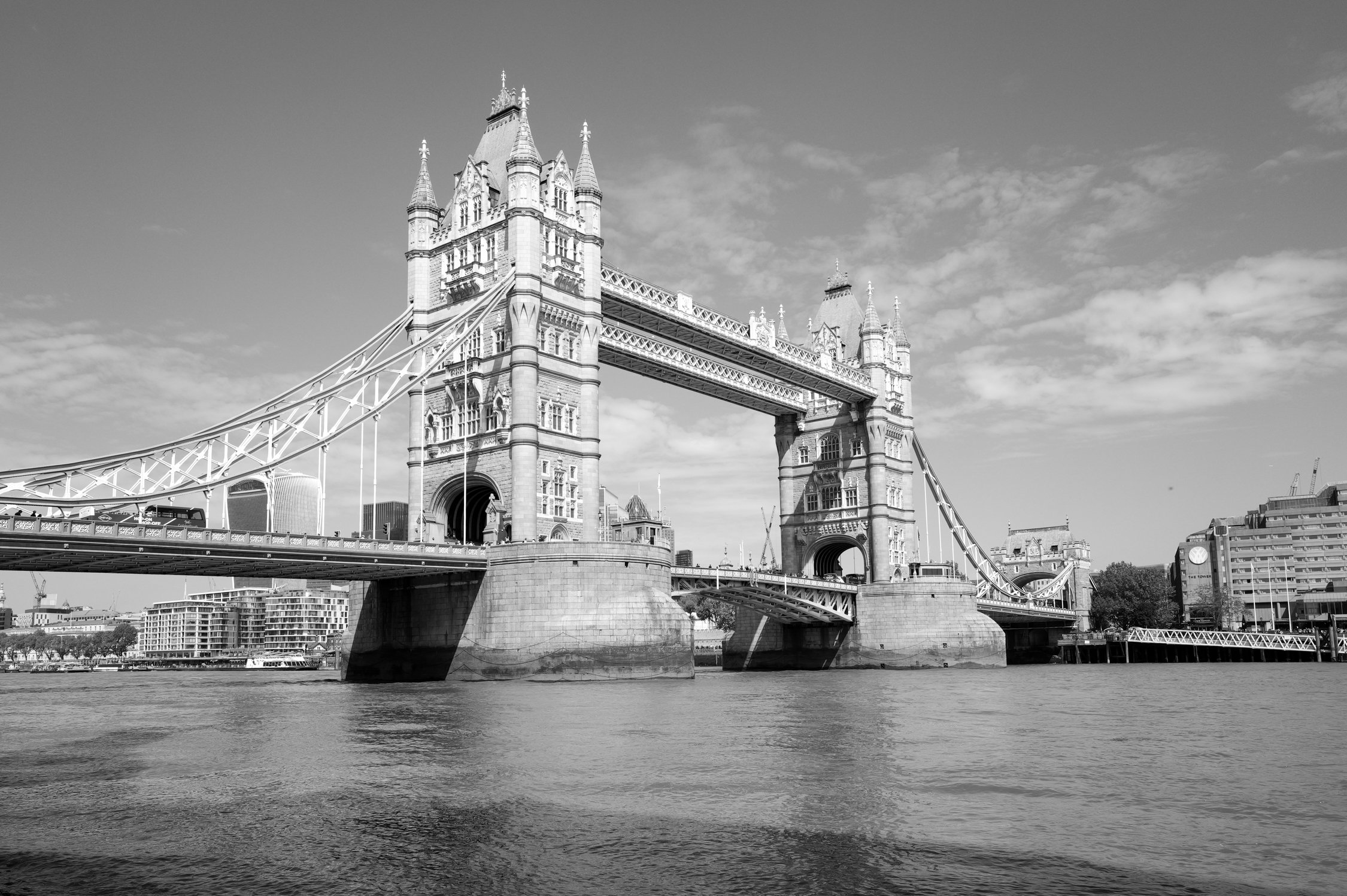 Le pont de Londres, un pont suspendu connu avec ses tours emblématiques, vu depuis la rivière Thames. C'est une photo en noir et blanc