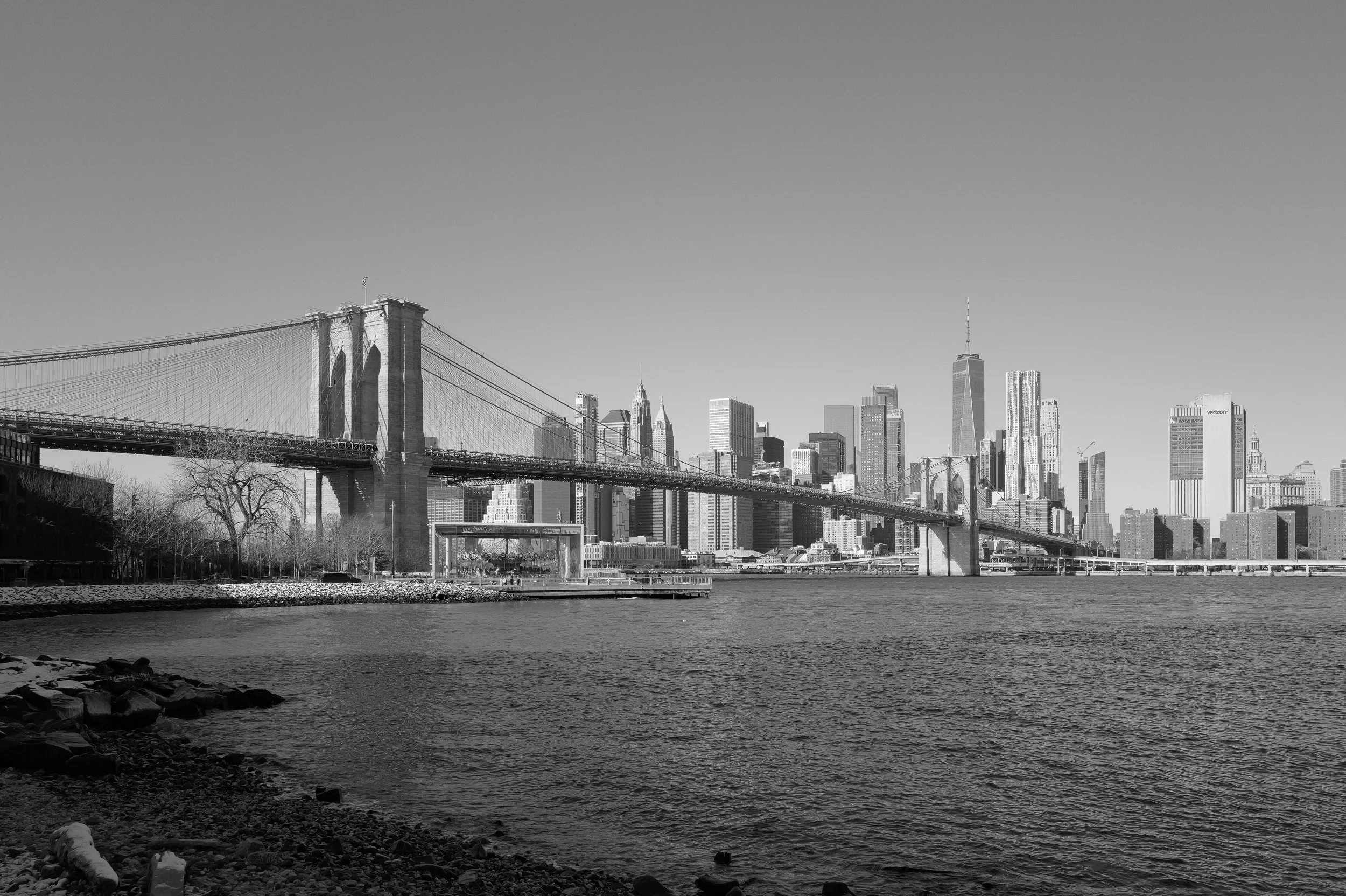 Vue du pont de Brooklyn et de la skyline de Manhattan à New York en noir et blanc.