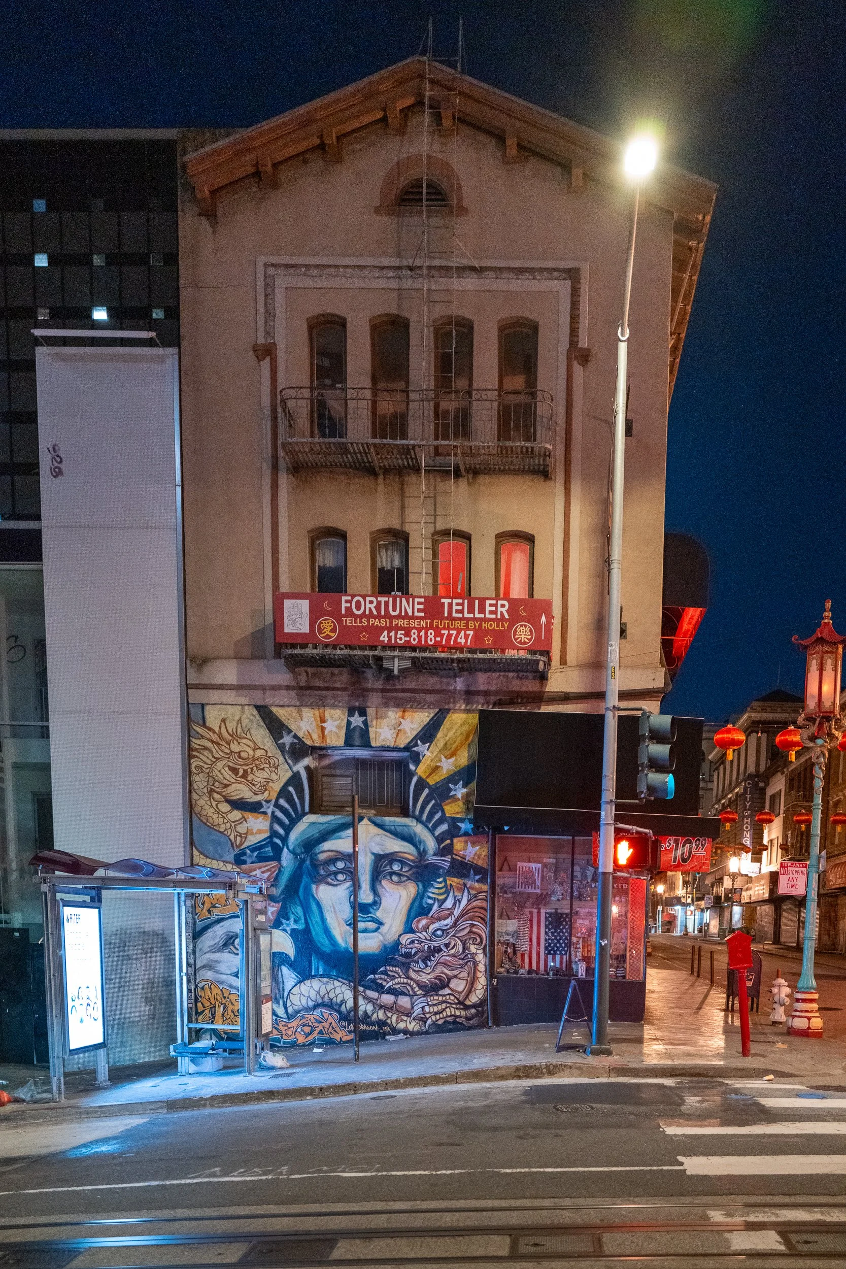 Une rue urbaine la nuit avec un bâtiment en vieux style avec un panneau rouge pour un 