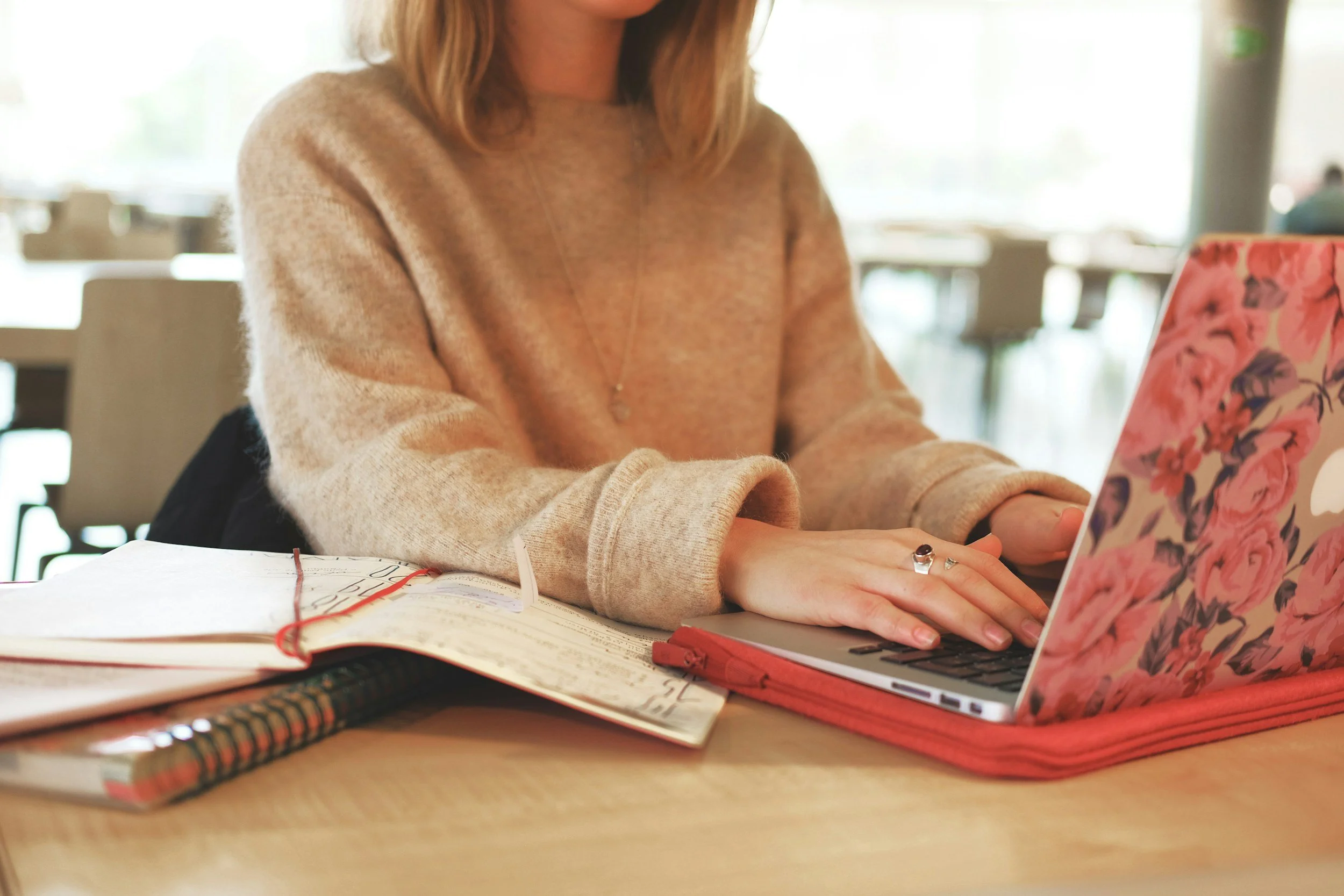 Femme cherchant des réponses sur son cycle menstruel avec thermomètre basal et calendrier fertilité