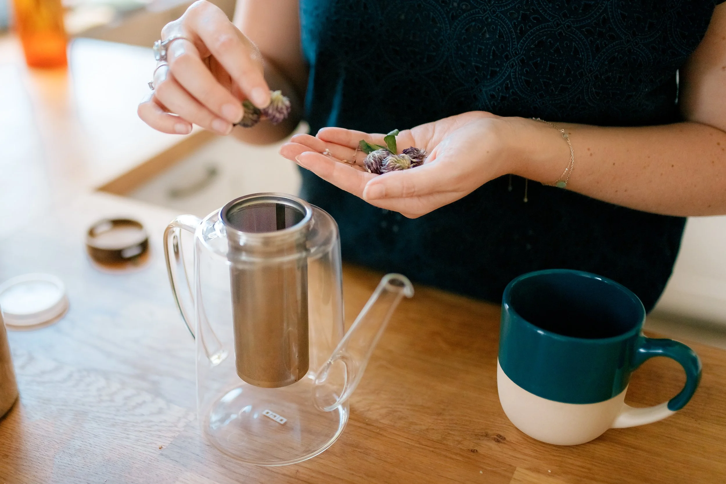 Femme remplissant sa tasse de plantes medicinales