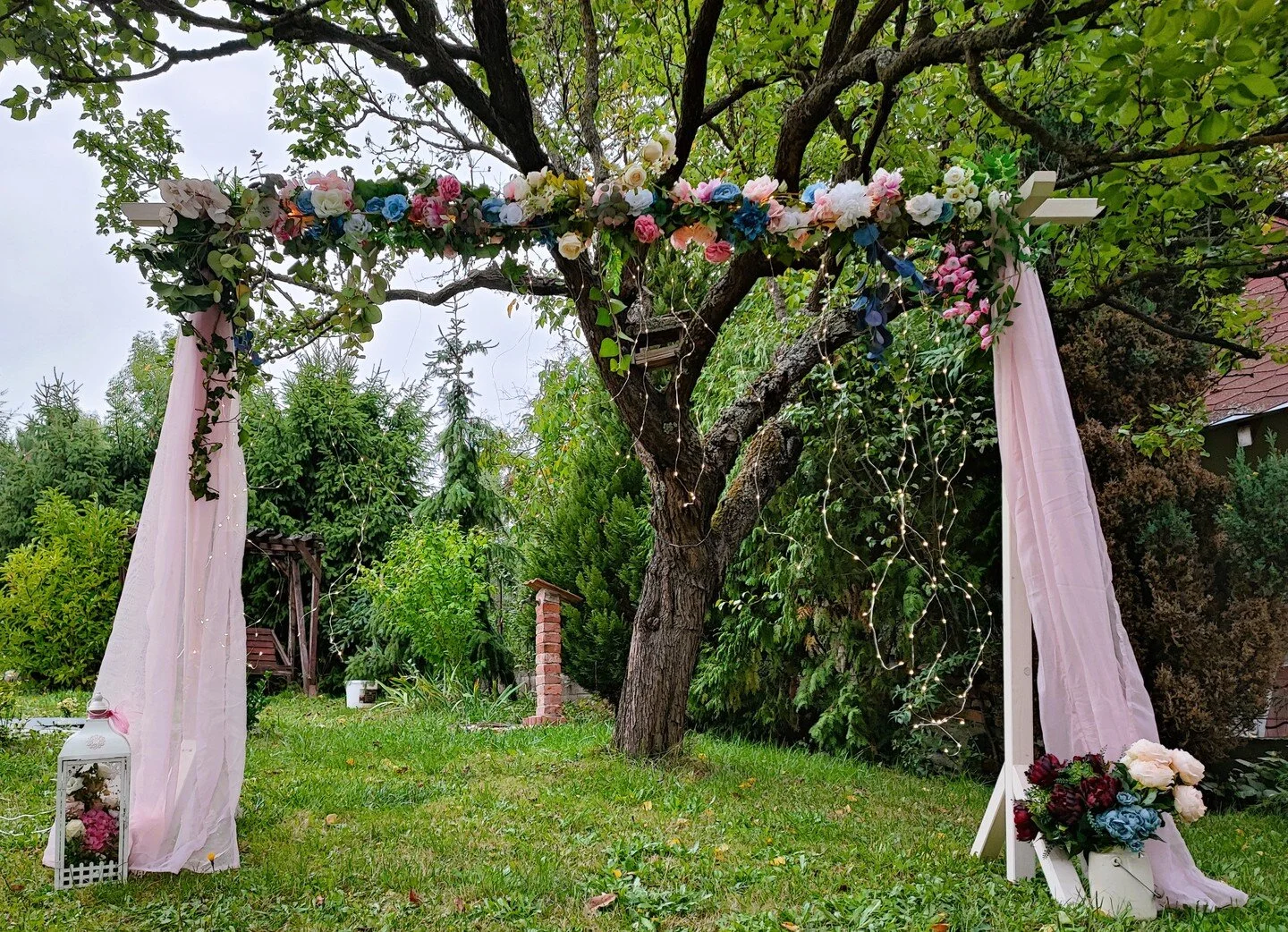 Mladomanželia sa rozhodli spojiť s nami sily a požiadali n&aacute;s o v&yacute;robu fotosteny. Dali sme hlavy dokopy a vznikla n&aacute;dhern&aacute; rekvizita, ktor&aacute; navždy skr&aacute;&scaron;lila spomienky i fotografie. 

Aby sme sa naďalej 