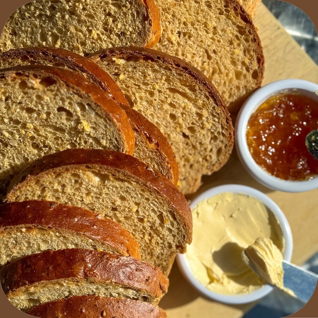 The perfect pairing: our spelt honey bread and locally made marmalade. A delightful breakfast treat that will leave you craving for more! 🍯🍞🍊 

#bakery #spelthoney #foodie #bread #EasyOrdering #marmalade #FreshFlavors #delightfuldeliveries #TheB