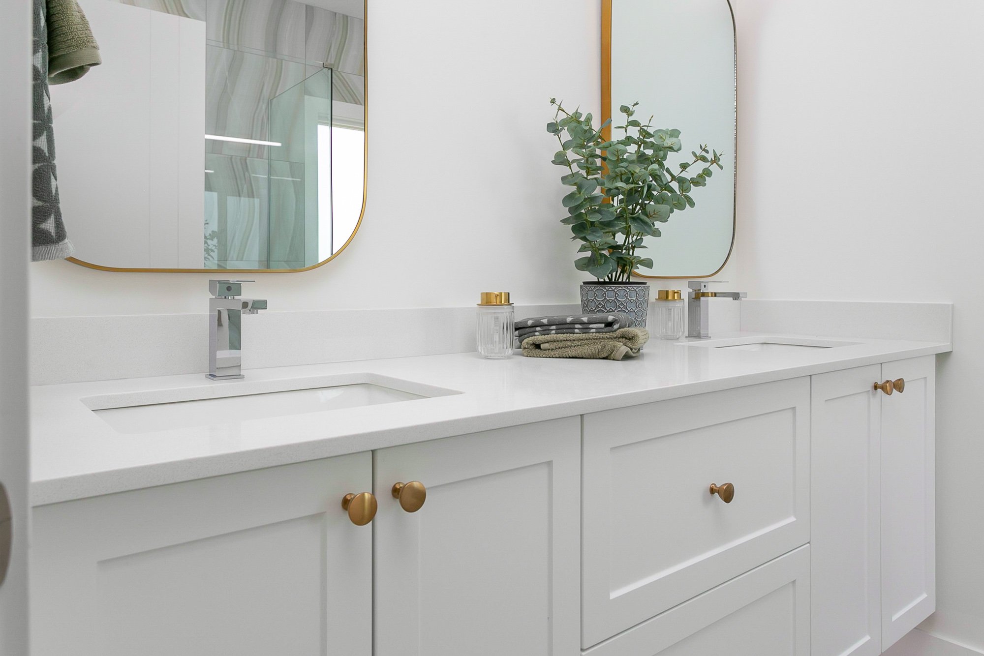 12. Ensuite1.jpg