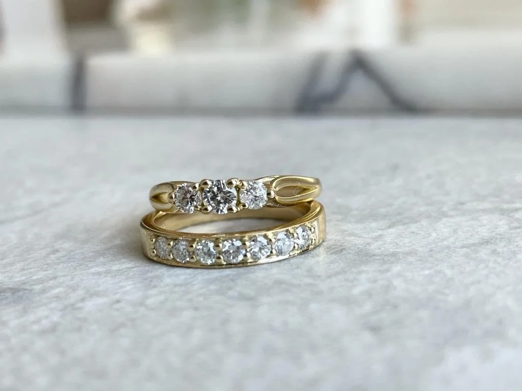 Chain-Set Diamonds in a Gold Ring Band