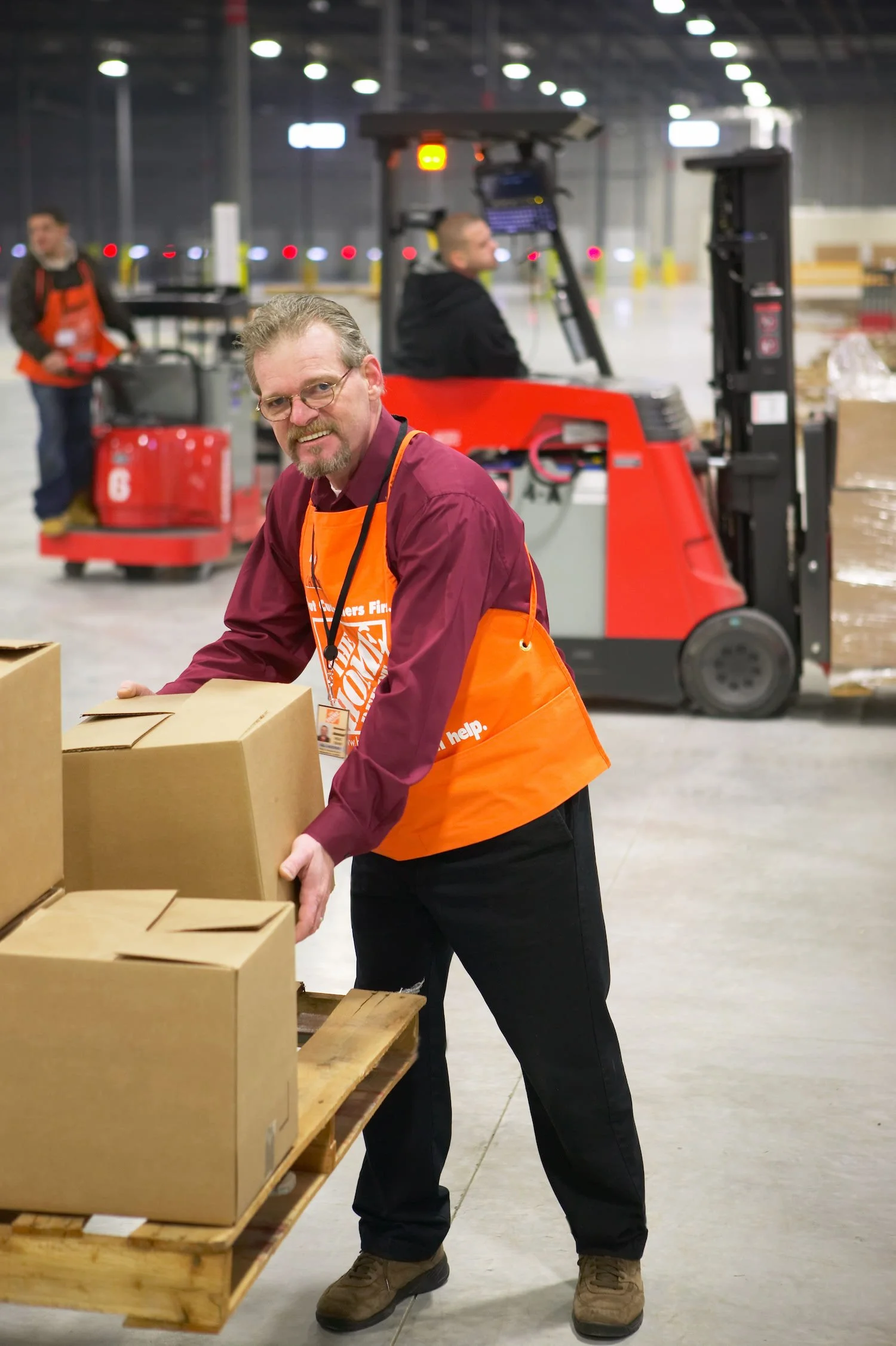 candid home depot employee portrait photography.jpg