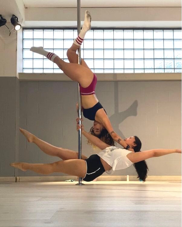 Meeting other awesome people in class is easily one of the best things! And trying out doubles poses is not only sooooo much fun and a right laugh, but also such a good way to actually get to chat to someone else and form a new friendship 💞​​​​​​​​
