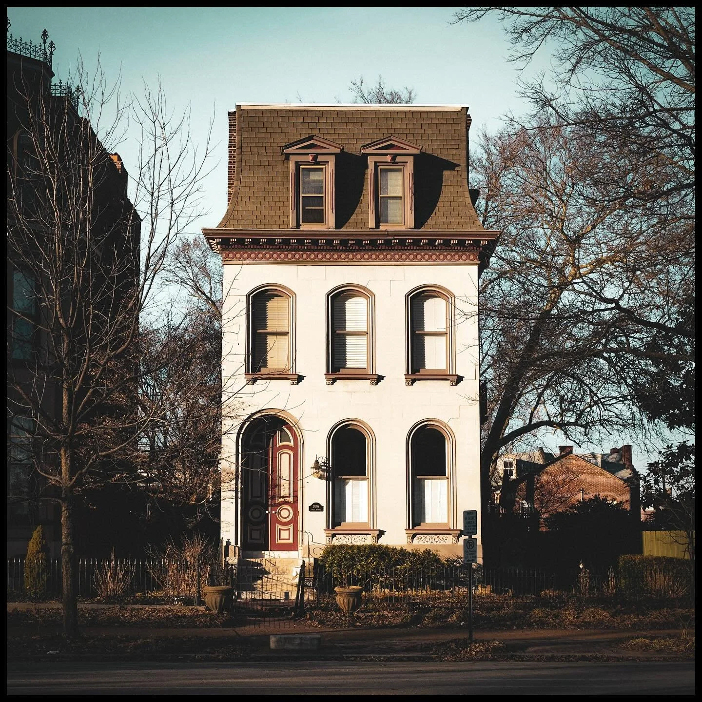 :: saint louis, missouri 2024
&zwnj;
📷 :: leica q2
&zwnj;
#lafayettesquarestl #cityproper #sunset #goldenhour #victorianhouse #stlarchitecture #saintlouis #cityscape #urbanphotography #stlouis #urbanandstreet #STLMade #architecture #stlouisgram #STL