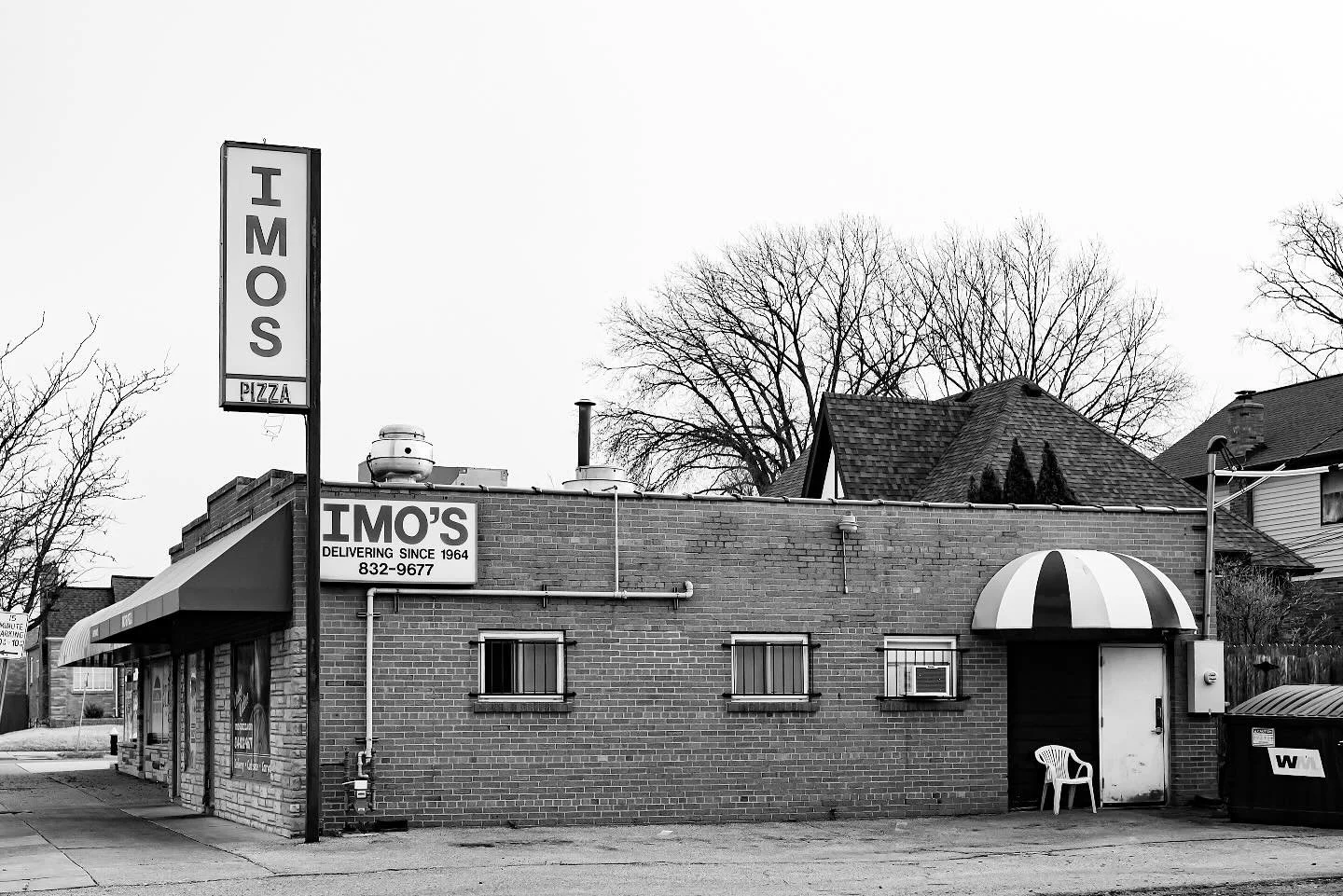 :: south saint louis, missouri 2025
&zwnj;
📷 :: leica q2 monochrom

#thesquarebeyondcompare ...
&zwnj;
#imospizza #stlstylepizza #pizza #since1964 #southsaintlouis #cityproper #southcity #southside #southcitystl #saintlouis #urbanphotography #stloui