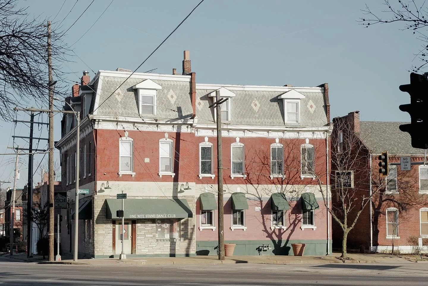 :: saint louis, missouri 2025
&zwnj;
📷 :: leica q2
&zwnj;
#onenitestanddanceclub #bentonparkwest #southcity #stlarchitecture #southsaintlouis #cityproper #southside #southcitystl #saintlouis #cityscape #urbanphotography #stlouis #urbanandstreet #stl