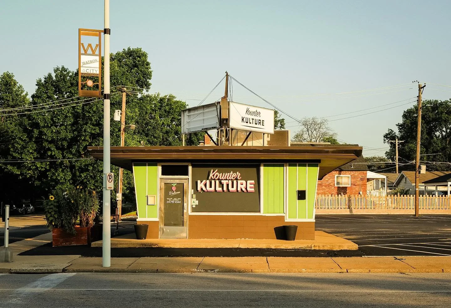 :: south saint louis, 2025
⠀
#kounterkulture ... #viewfromthemoots
⠀
#asianfusion #stlouisfood #locallysourced #cyclingpics #watsonandlindenwood #southsaintlouis #cityproper #southcitystl #southside #saintlouis #southcity #urbanphotography #citylove 