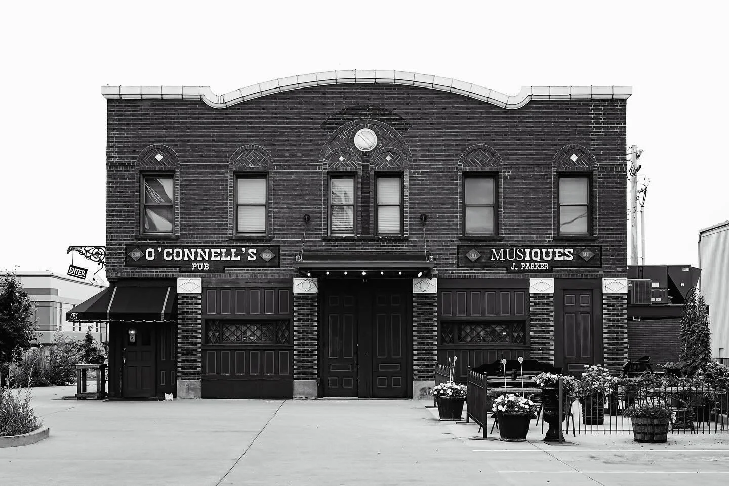 :: south saint louis, 2025
&zwnj;
📷 :: leica q2 monochrom 
&zwnj;
#sundaymornings #oconnellspubstl #neighborhoodbarstl #localpub #irishpub🇮🇪 #cornerpubstl #southsaintlouis #cityproper #southcity #southside #southcitystl #saintlouis #cityscape #stl