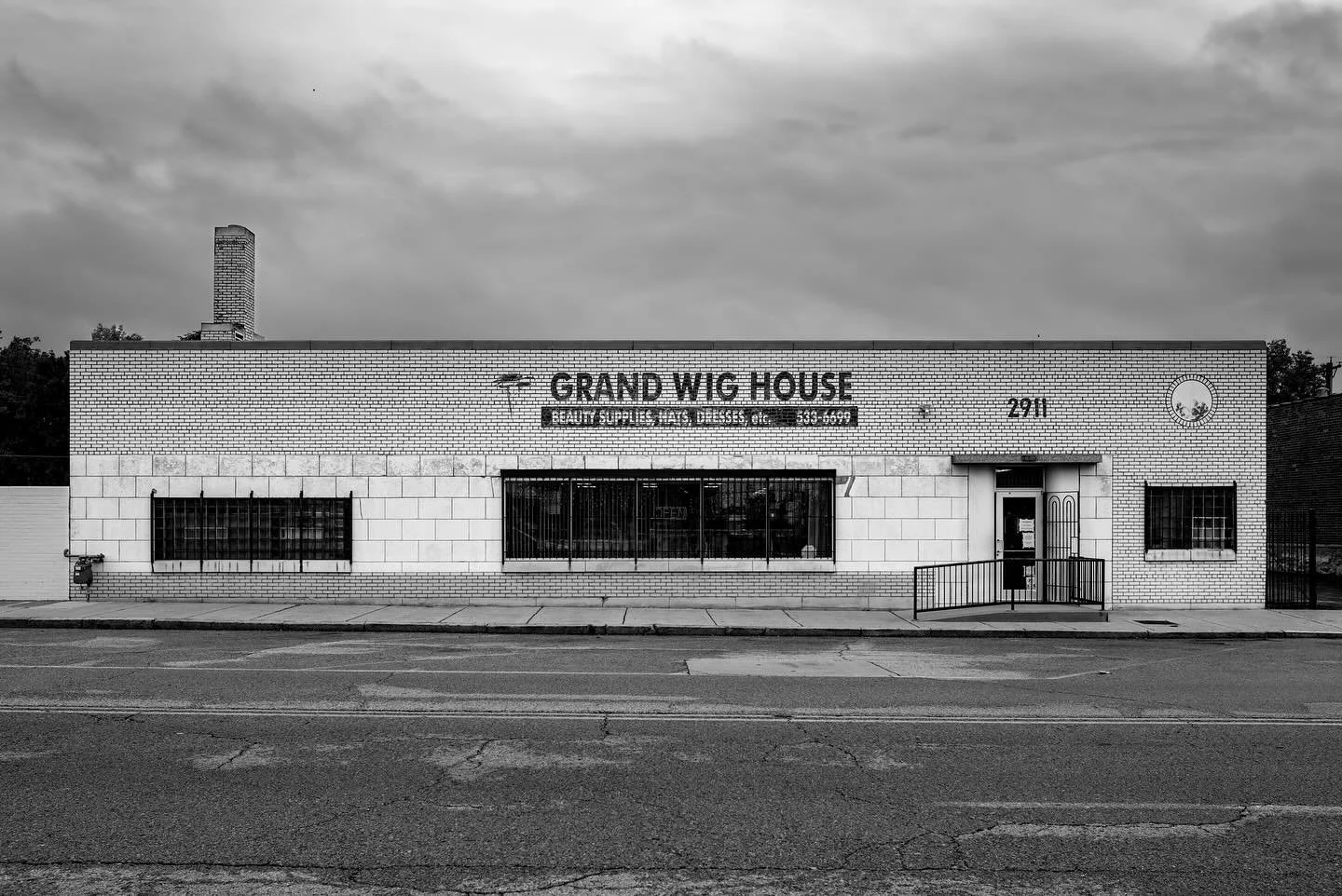 :: south saint louis, 2022
&zwnj;
📷 :: leica q2 monochrom 
&zwnj;
#grandwighouse #midtownstl #stlarchitecture #wigshop #washingtonavestl #grandcentralartsdistrict #cityproper #accidentallywesanderson #saintlouis #cityscape #stlouis #urbanphotography