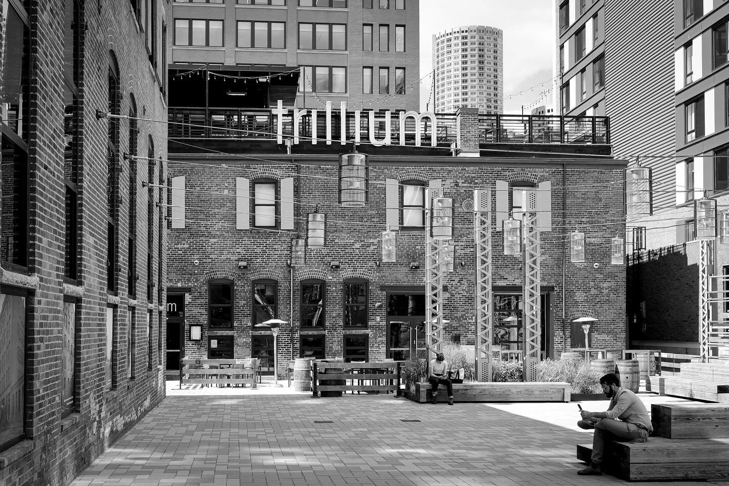 :: boston, massachusetts 2025

📷 :: leica q2 monochrom

#beerstuff #bostonbeerscene #trilliumbrewing #row34 #MAbeer #lawsonsfinest #beer #fortpoint #boston #bissellbrothersbrewing # #cityscape #drinklocalbeer #cityproper #urbanphotography #urbanands