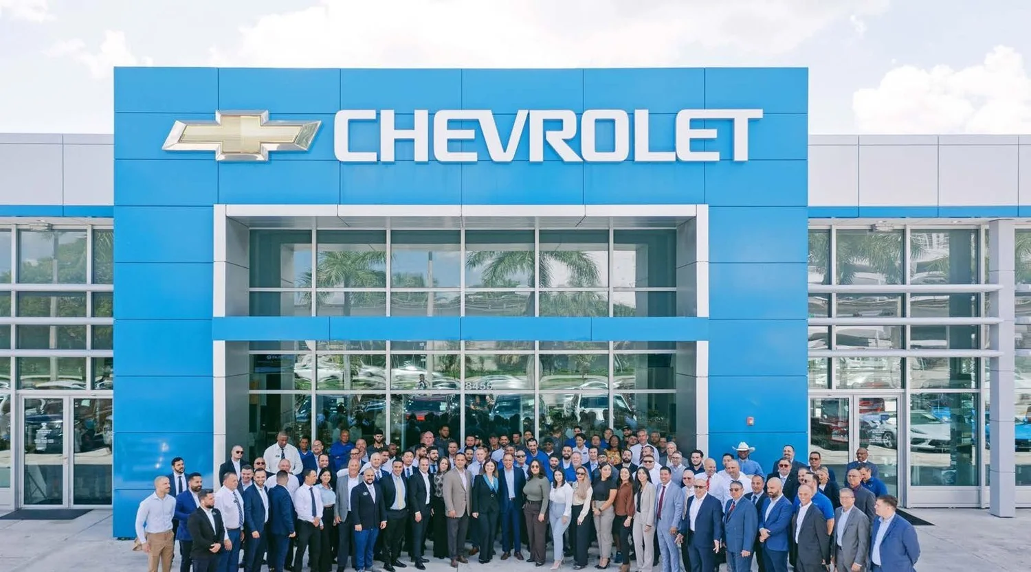 Hundreds of Bomnin associates in front of a Bomnin Chevrolet dealership
