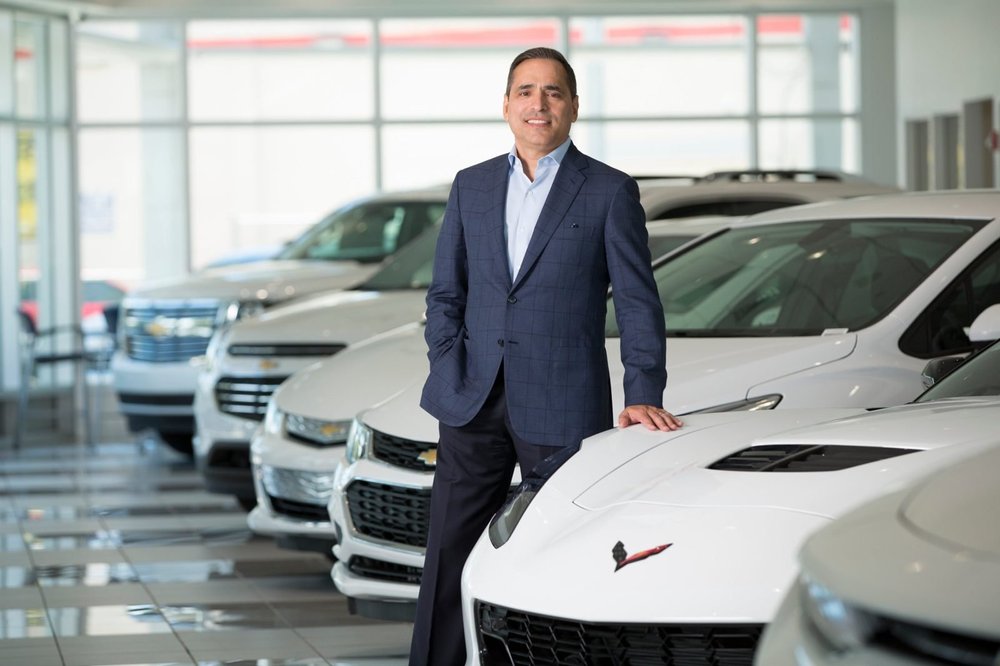 Arnaldo Bomnin in a Bomnin Chevrolet showroom