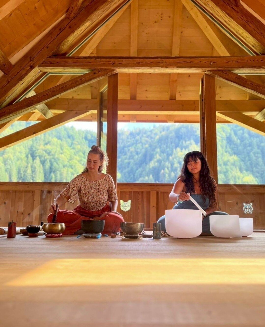 Yoga &amp; Soundbath⁠
⁠
Entdecke unser Yoga 🧘🏻&zwj;♀️ &amp; Soundbath Special 🎶. Yoga, gefolgt von einem entspannenden SoundBath. Wir beginnen mit einer Stunde Yoga, in der wir zwischen sanftem Hatha und dynamischem Vinyasa wechseln, immer im Eink