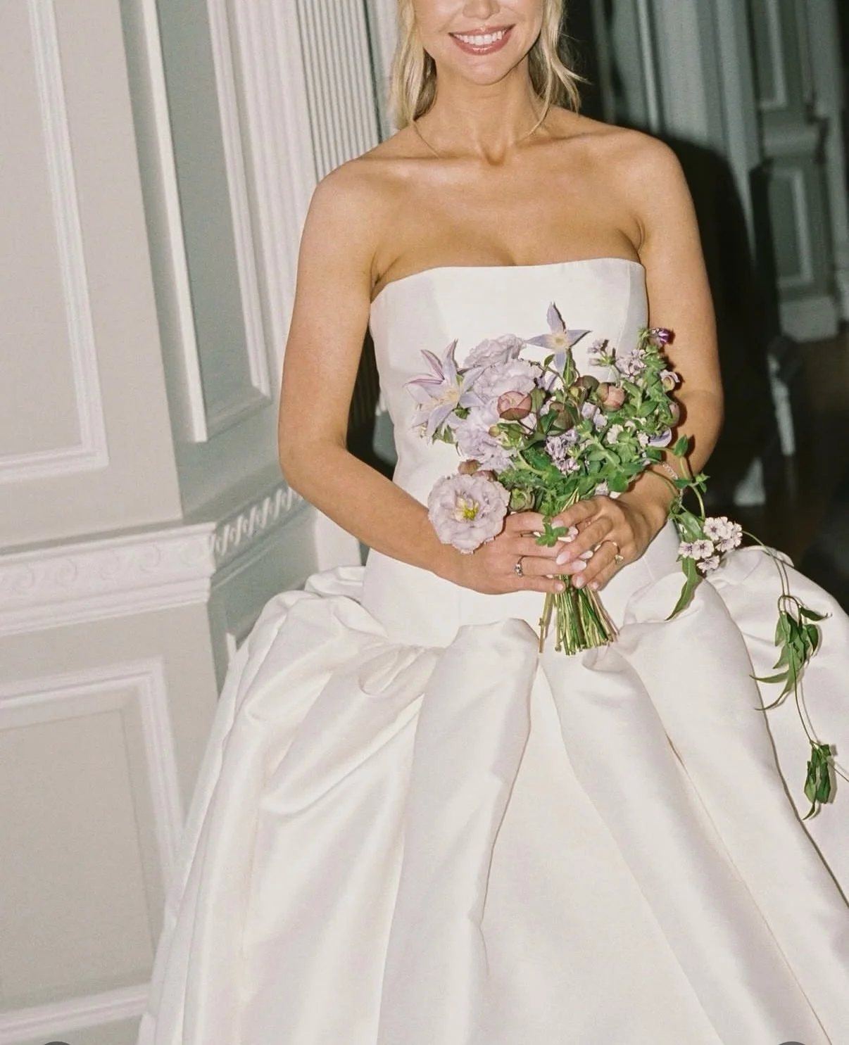 Our bride, perfected in a couture Golden Glow, a custom blended, skin nourishing tan infused with luxury hydration, seamless undertone matching, and precision sculpting that elevates every curve and every photograph.
This is not a standard spray tan,