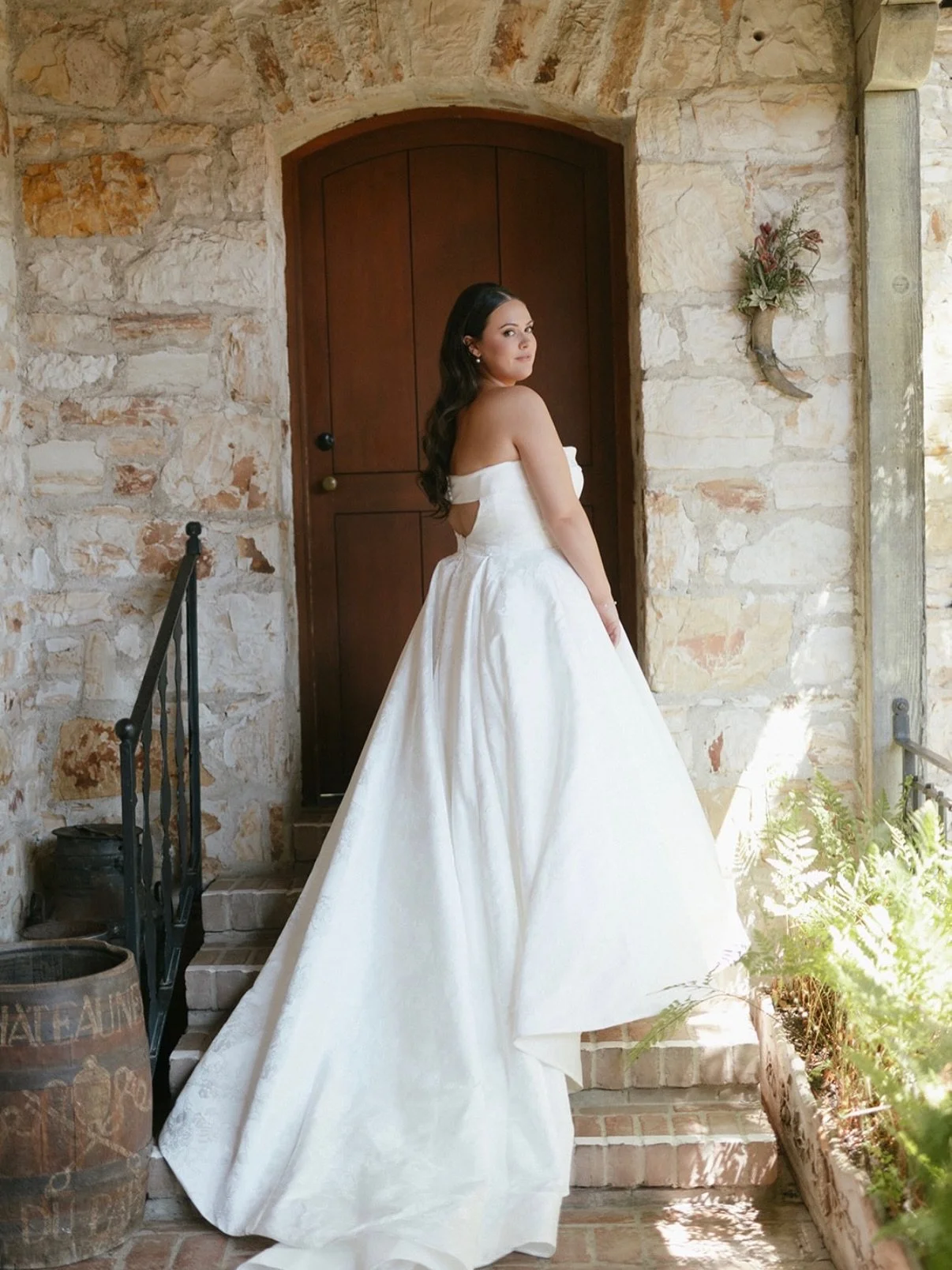 Softly sculpted. Effortlessly golden.
A bridal glow designed for forever. ✨

planning + design: @eeventsco
venue: @holmanranch 
photography: @kellybrownweddings
cake: @icingonthecakebakerylg
cinema: @wildlightfilms
florals:  @seascapeflowers
catering