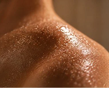 Peau qui transpire après une séance de sauna infrarouge