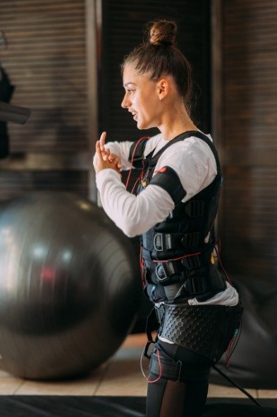 Exercice de renforcement du haut du corps en combinaison d’électrostimulation