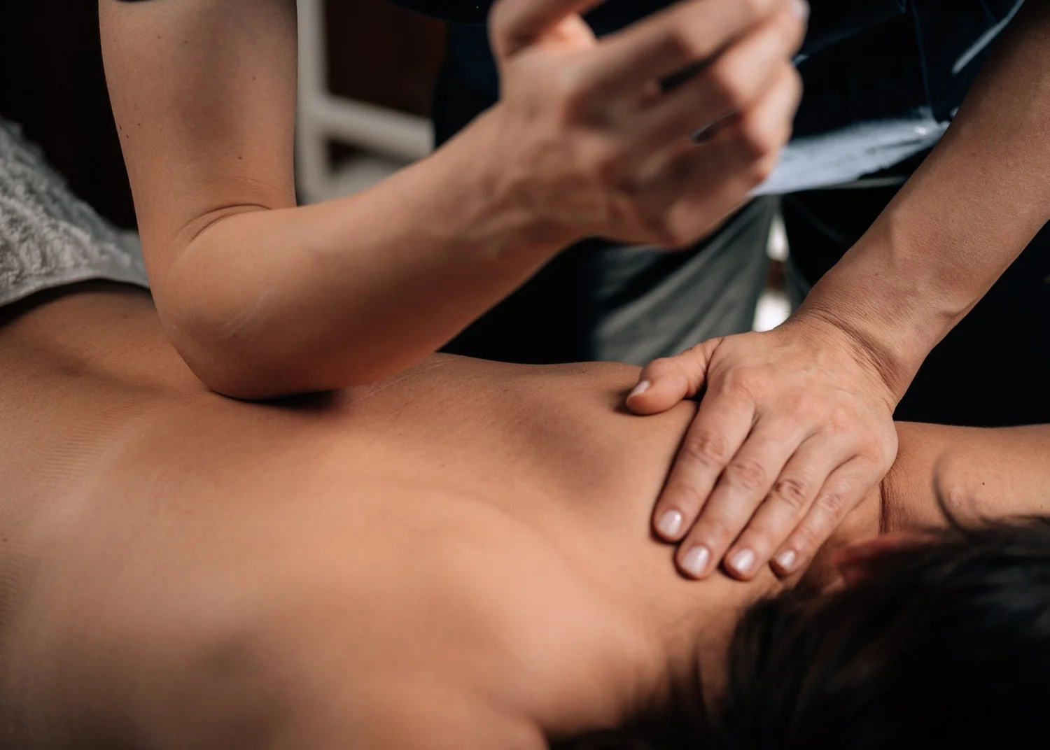 Massage profond du dos à l’avant-bras, technique du Deep Tissue