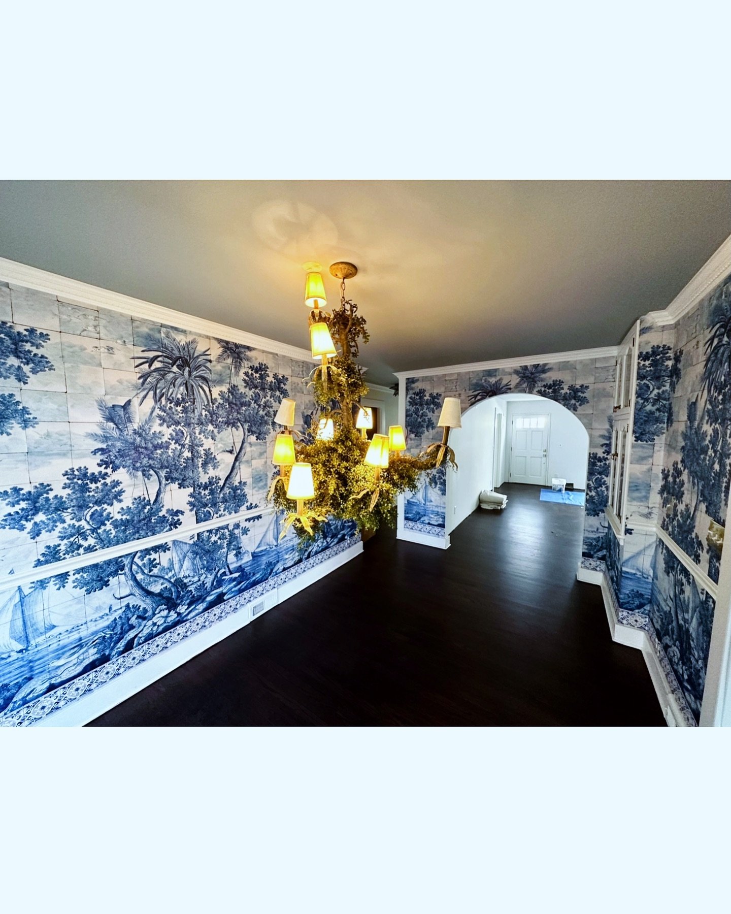 This mural from @mindtgap really added the perfect exquisite touch to this dining room. The tiled effect of this paper makes for such an elegant finish that really makes this space unique! 
.
Not all wallpaper is just repeating patterns and shapes, a