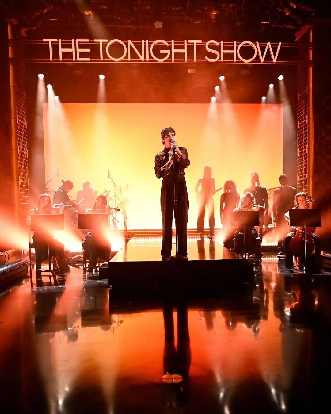 Amazing couple days back in NYC with @bensonboone for the Momma Song on @fallontonight 🎻🤎 Thank you @davidcook88 &amp; @francescadardani for having me and shoutout to @kikuindaface &amp; @adeleshell for always locking in 🔒 congratulations to the e