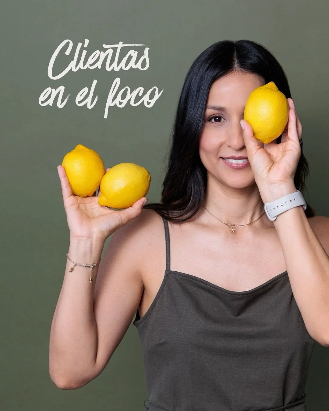 Para que una foto de marca personal funcione, no puede ser una pieza aislada.

Tiene que formar parte de un todo 🪐.

En el caso de @nadya_nutricion la sesi&oacute;n de fotos lleg&oacute; en un momento clave: el lanzamiento de su marca personal y su 