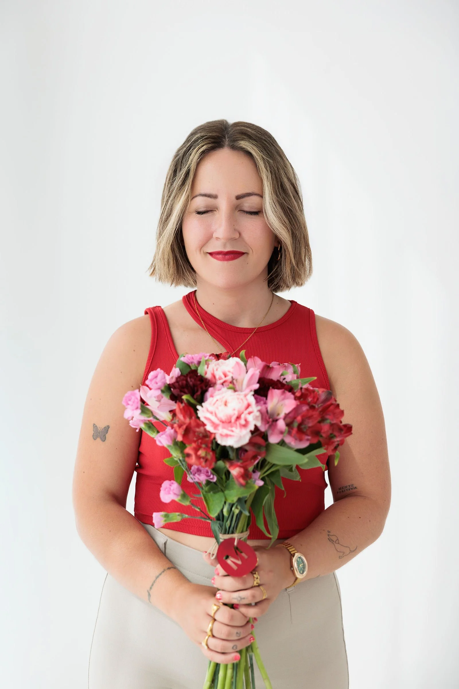 Helena Sánchez con flores y atrezzo de marca en su sesión de fotografía de marca personal