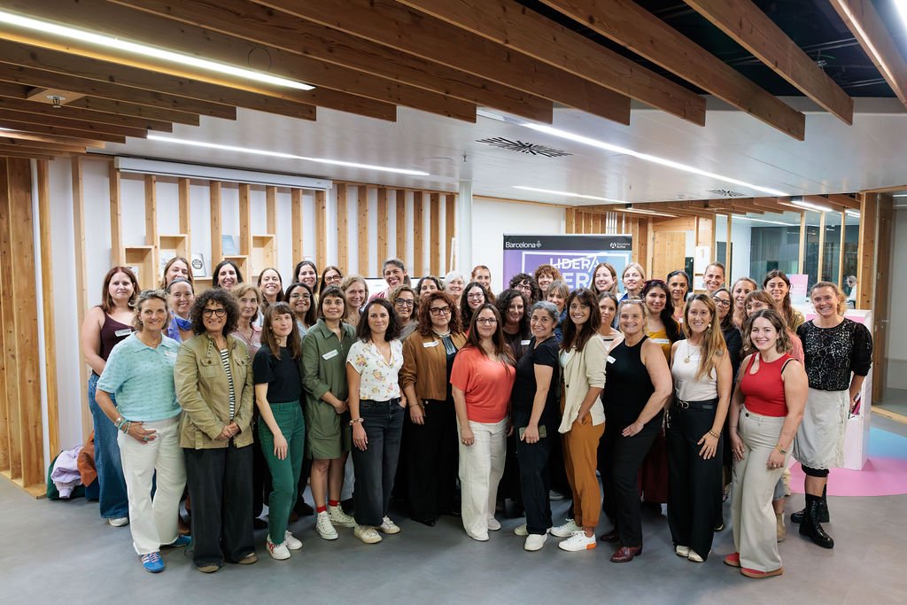Participantes del Women Mentoring Programme posan juntas en la sala del encuentro