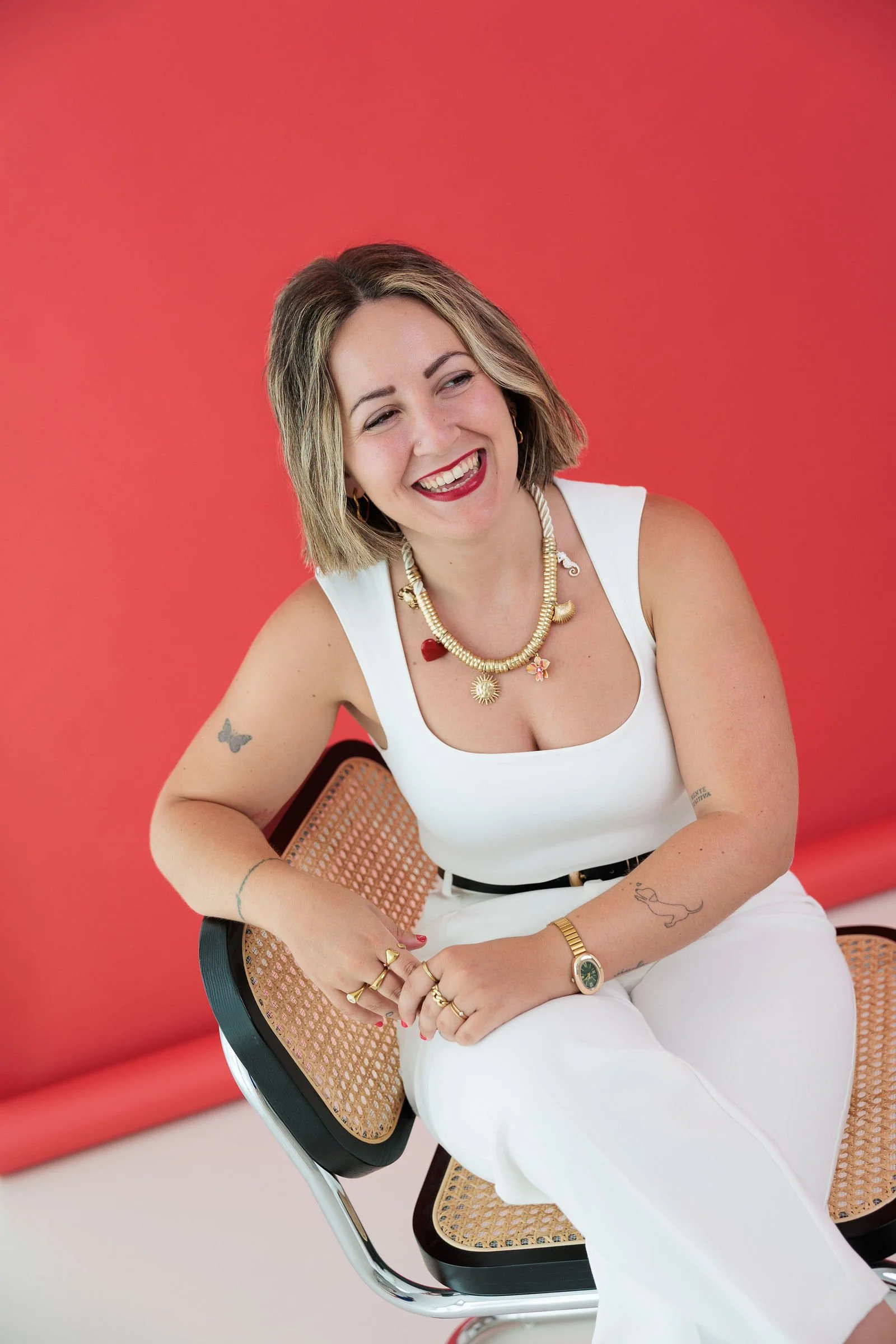 Retrato editorial de Helena Sánchez sobre fondo rojo para su nueva marca personal