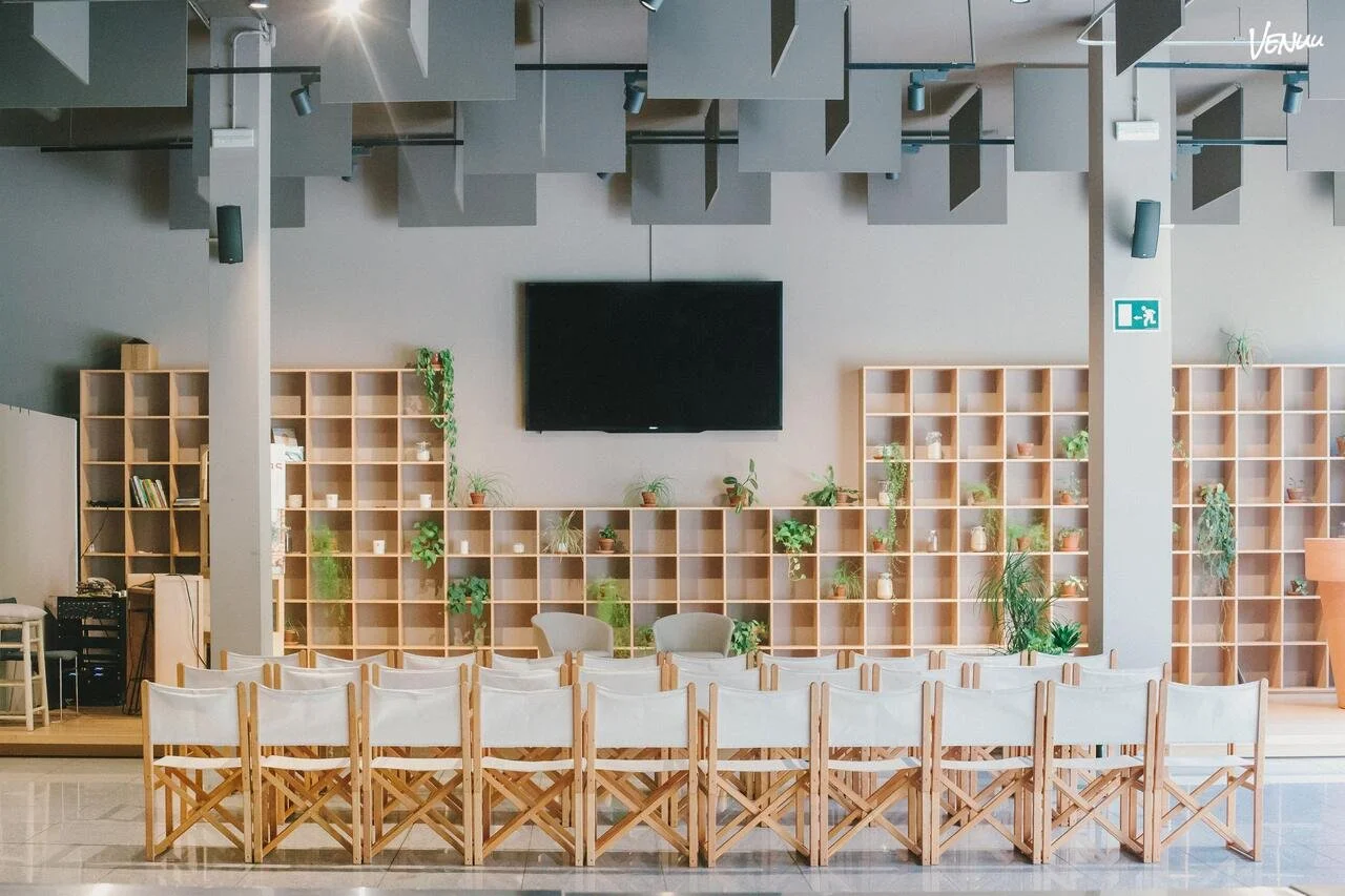 Terra Veritas en Barcelona, espacio sostenible con luz natural, vegetación y cocina para presentaciones de productos gastronómicos.