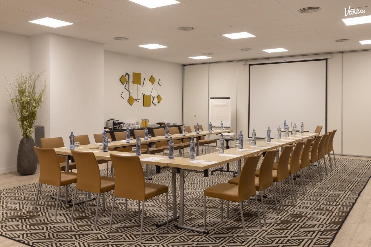 Sala Pow Wow 3 del Hotel Naitly Barcelona, espacio diáfano para conferencias y reuniones corporativas en Poblenou.