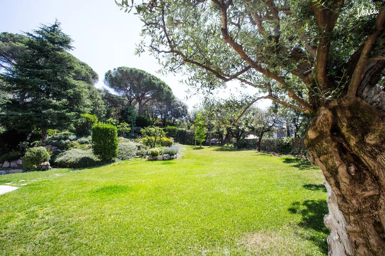 Hotel Edelweiss rodeado de jardines para eventos corporativos cerca de Barcelona.