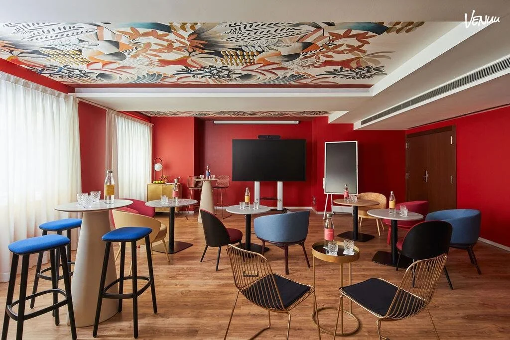 Sala Panot del Hotel Indigo Barcelona Plaza España preparada para una reunión corporativa.