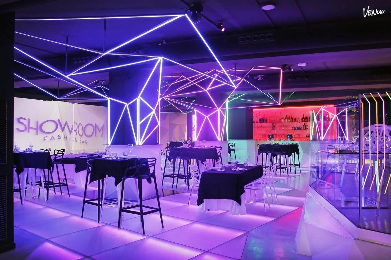 Showroom Fashion Bar en Sant Gervasi, espacio futurista con formas geométricas para presentaciones de moda y producto.