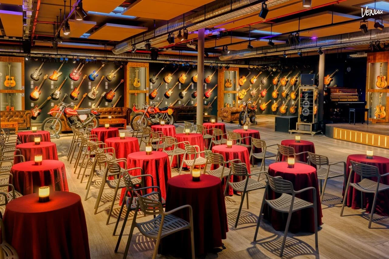 ACLAM CLUB en Barcelona, espacio industrial con guitarras históricas y motocicletas clásicas para eventos de marca.
