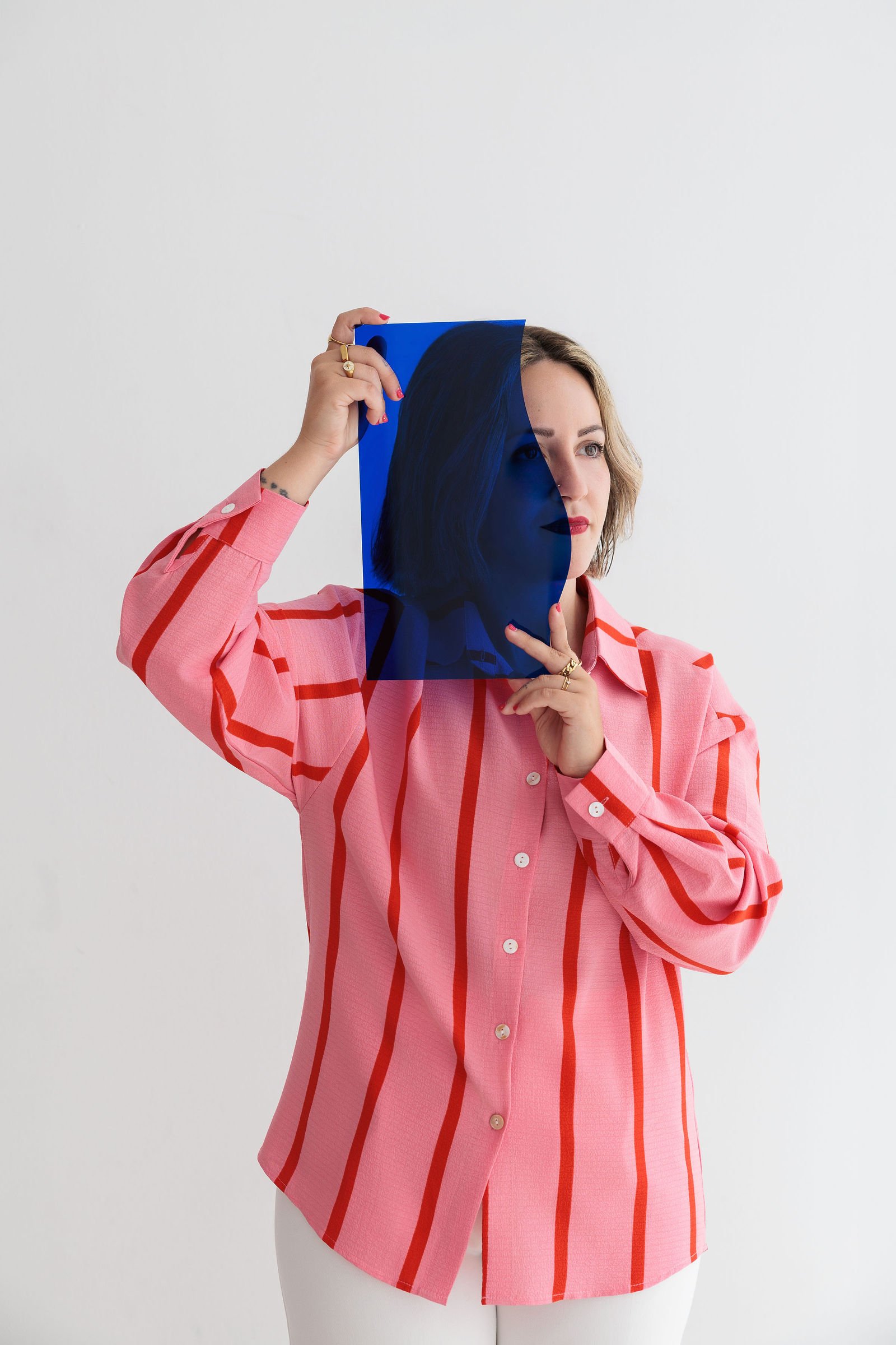 Retrato creativo de Helena Sánchez con un elemento azul de su identidad visual