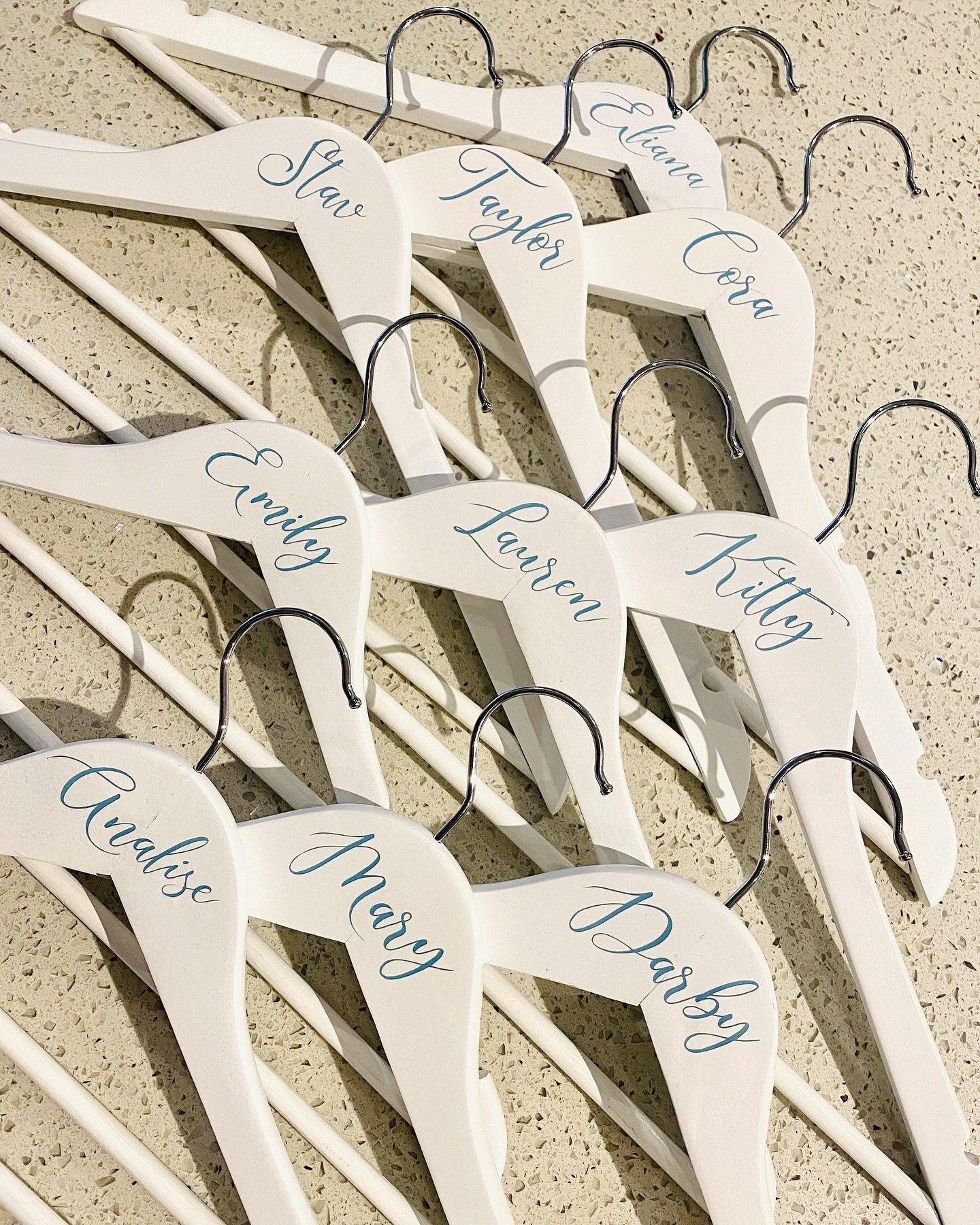 A small gift for the bridesmaids to hang their dresses during all the getting ready festivities on the morning of the wedding! Simple and beautiful 🫶🏻

#bridesmaids #wedding #gettingready #cricut #stl #custommade #custom #crafts #thecraftydancer #s